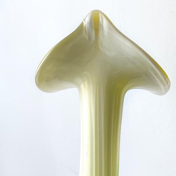Vintage Calla Lily Shaped Twisted Art Glass Vase - Picture 6 of 11